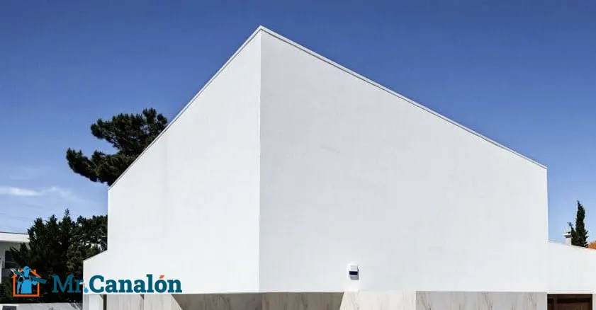 ¿Qué es una albardilla o cubremuros de aluminio y por qué la necesitas en tu terraza?